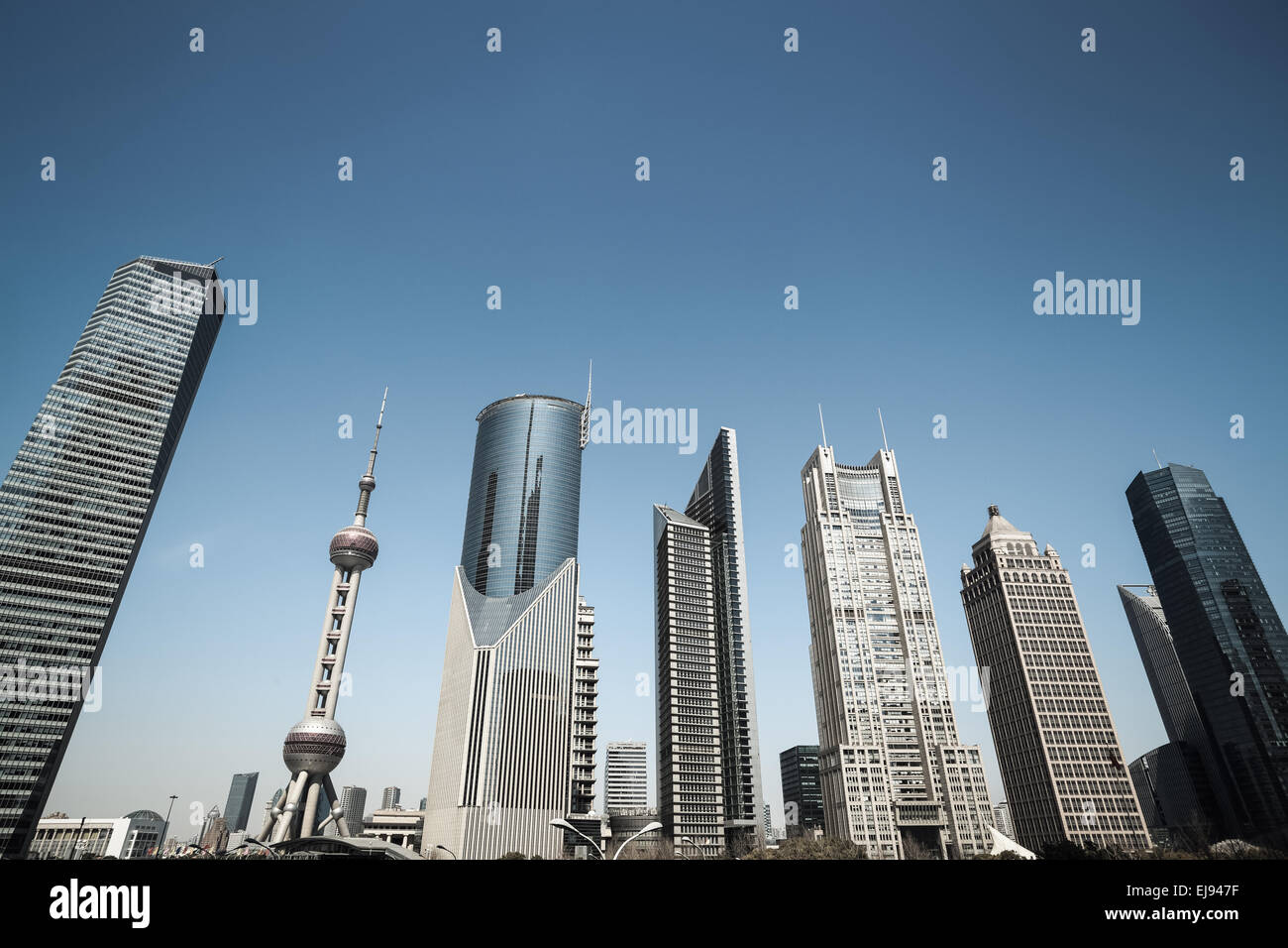 Centro financiero de Shanghai skyline Foto de stock