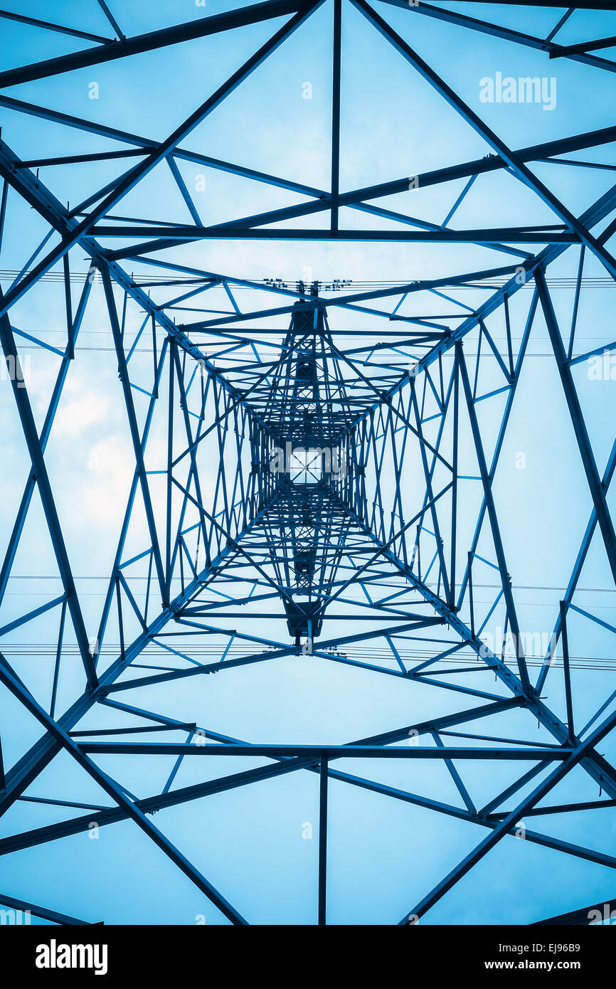 La estructura de la torre de transmisión de energía Foto de stock