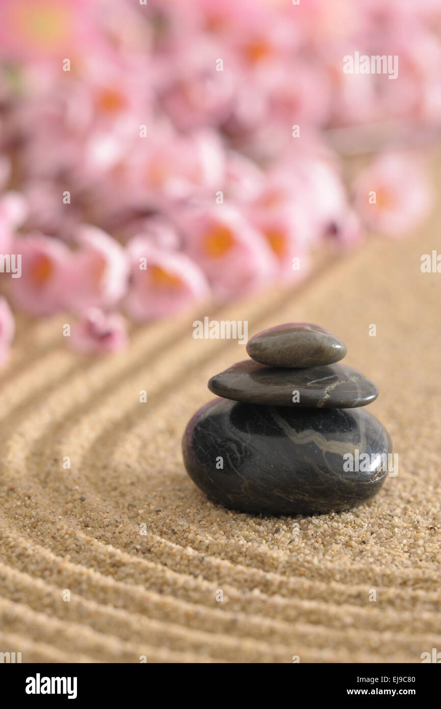 Jardín japonés zen con piedras apiladas Foto de stock