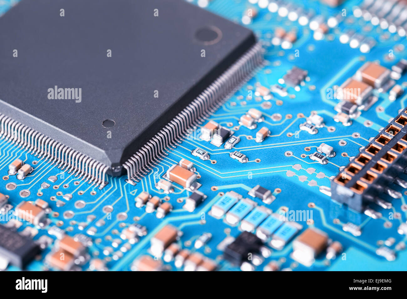 Procesador y placa de circuito azul closeup Foto de stock
