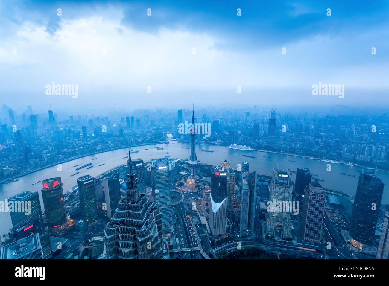 Shanghai al anochecer con el cielo nublado Foto de stock