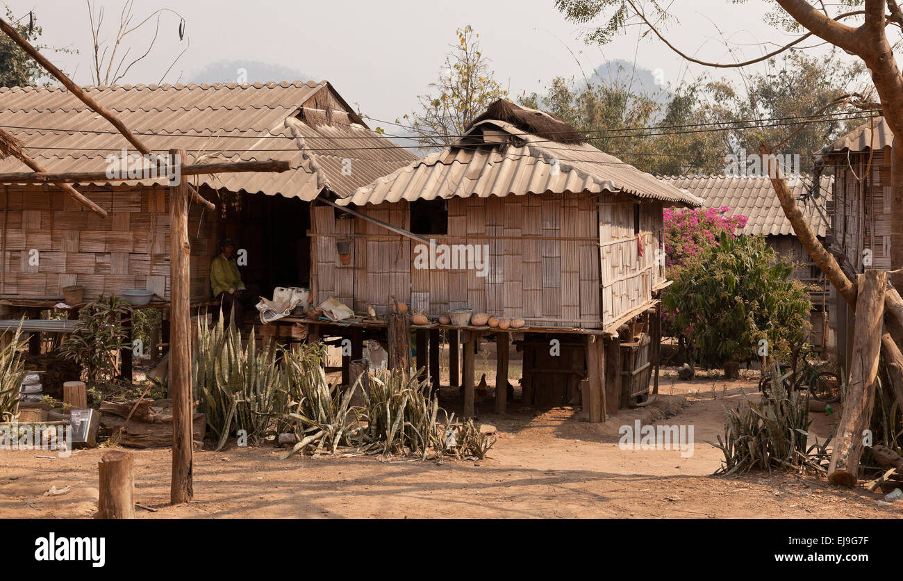Las tribus de la Colina Village, al norte de Tailandia, típicas viviendas sobre zancos Foto de stock
