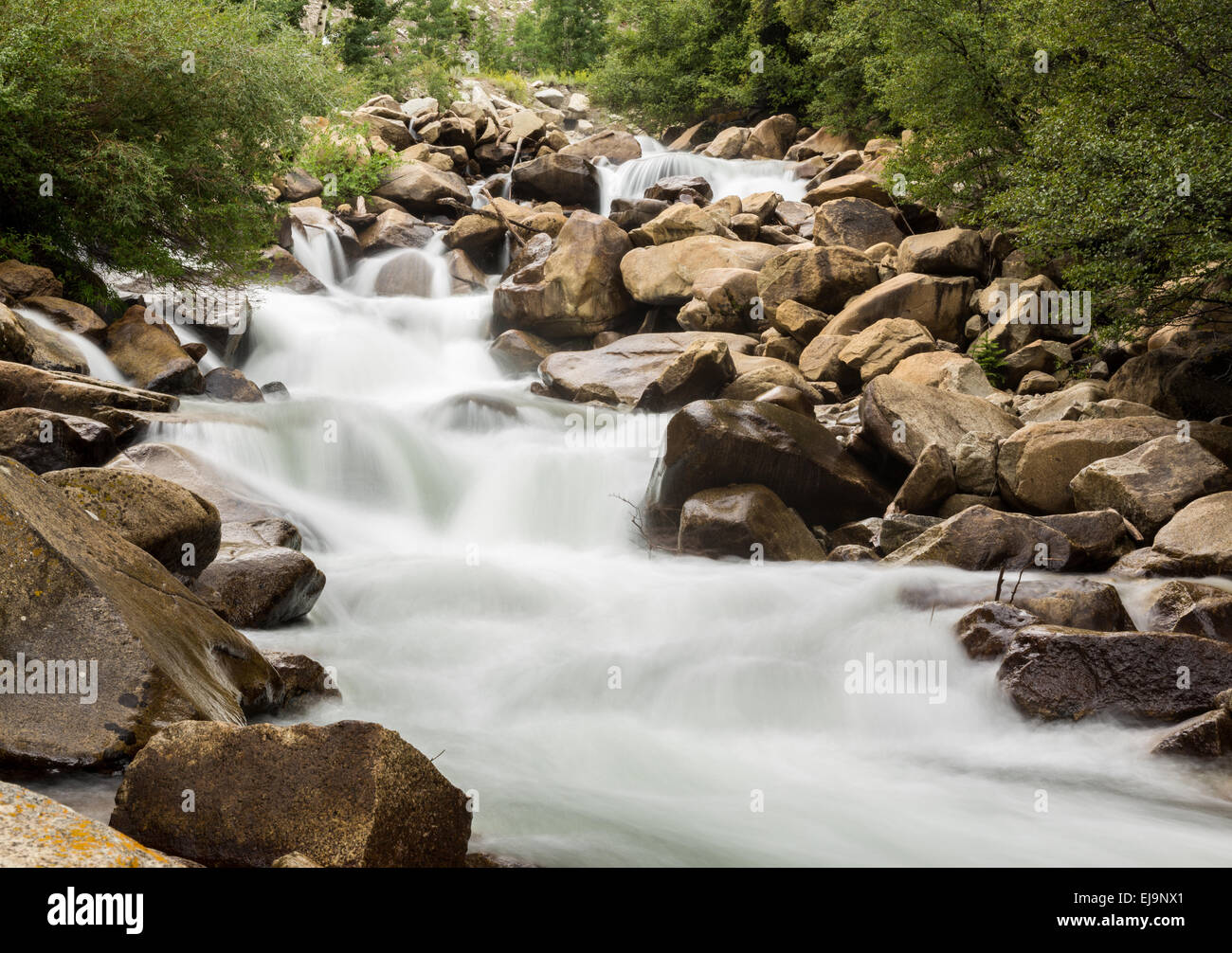 Simple movimiento borrosa foto de río de montaña Foto de stock