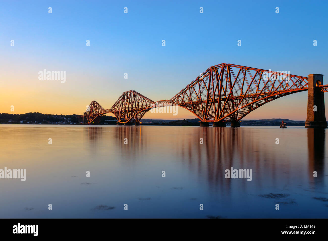El puente ferroviario de Forth en Escocia al atardecer Foto de stock