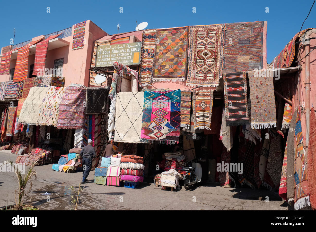 Tiendas de alfombras y alfombras marroquíes en la medina de Marrakech,  Marruecos, el Norte de África Fotografía de stock - Alamy
