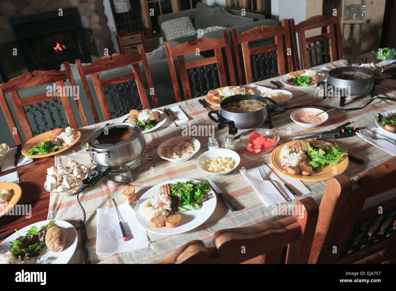 Una cena con fondue mesa y equipamiento. Foto de stock