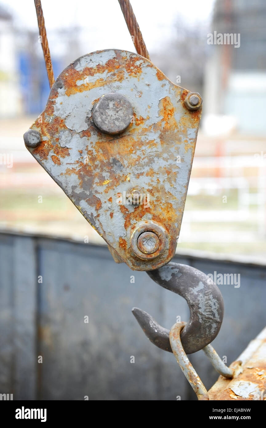 Gancho de metal industrial detalle baleado fuera una fábrica Foto de stock