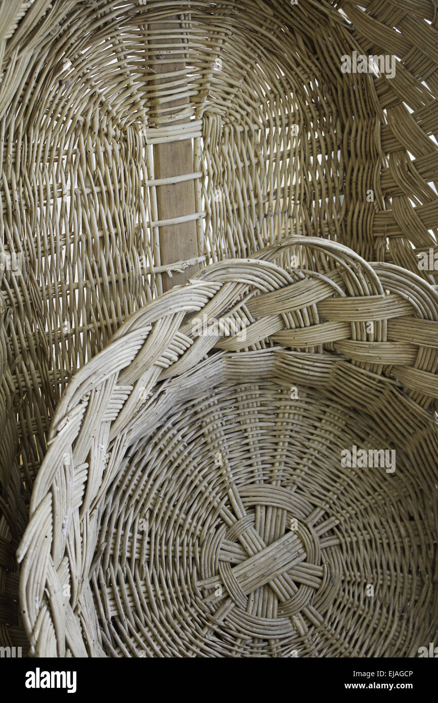 Cestas de mimbre tejida de madera, artesanía y comercio Foto de stock
