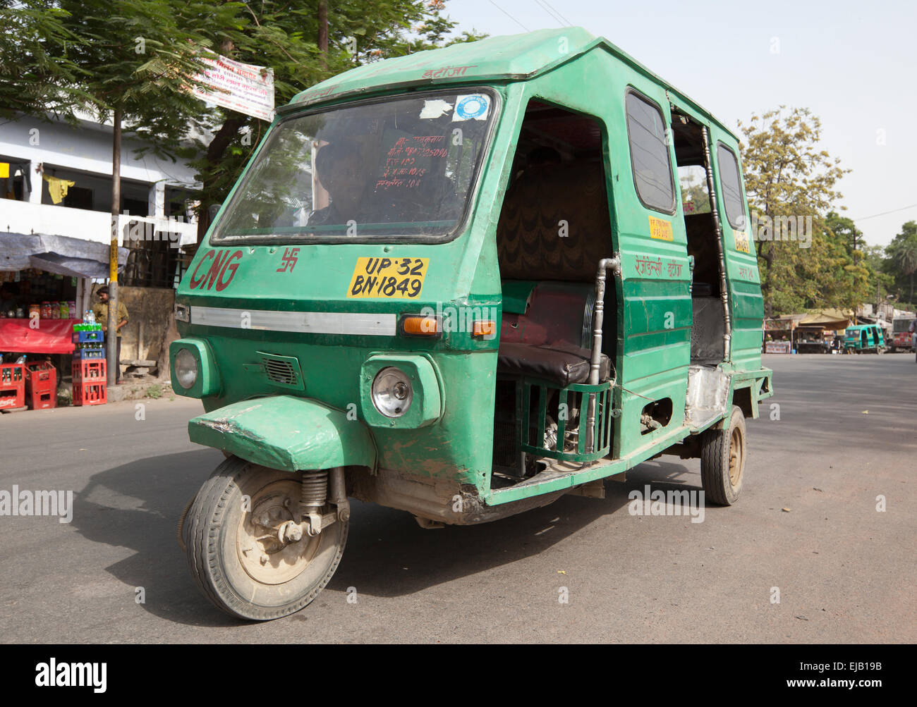 Tres wheeler Tempo triciclo taxi bus en las calles de la ciudad de Lucknow,  Uttar Pradesh, India Fotografía de stock - Alamy