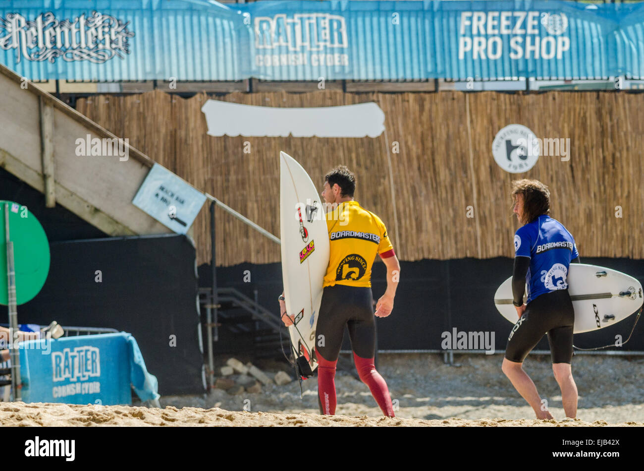 Los surfistas comprobar su resultado en la competencia de surf en el Relentless Boardmasters 2014, en Newquay's Fistral Beach Foto de stock