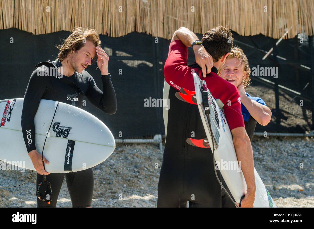 Tres surfistas socializar después de su calor del 2014 Boardmasters mens abierto como Newquay's Fistral Beach Foto de stock