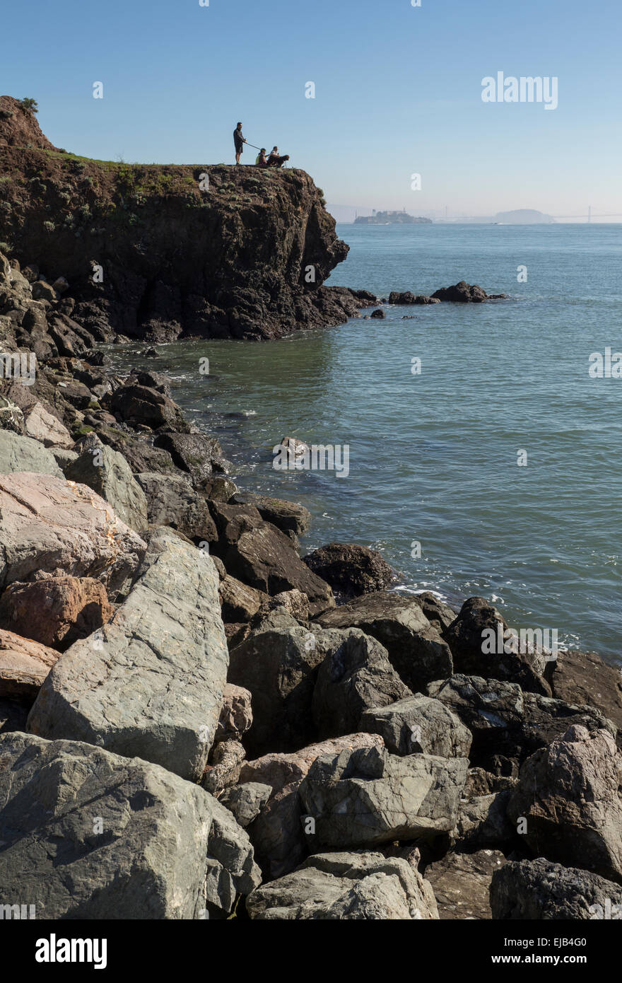 Las personas turistas en punto Cavallo dan cerca Satterlee rompeolas en Fort Baker en la ciudad de Sausalito Marin County California Foto de stock