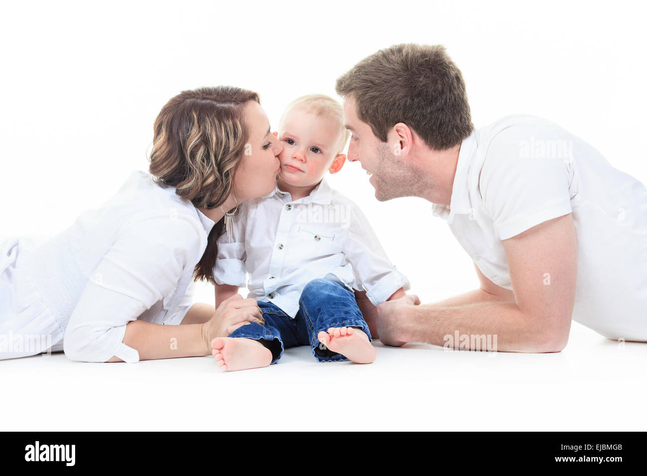 Familia con sus dos padres aislado sobre fondo blanco. Foto de stock