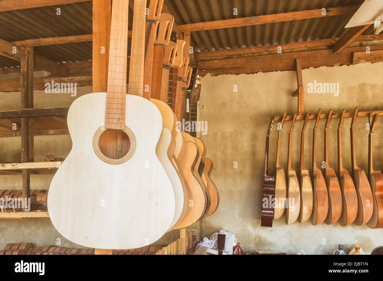 Taller de guitarras hechas a mano en Filipinas Fotografía de stock - Alamy