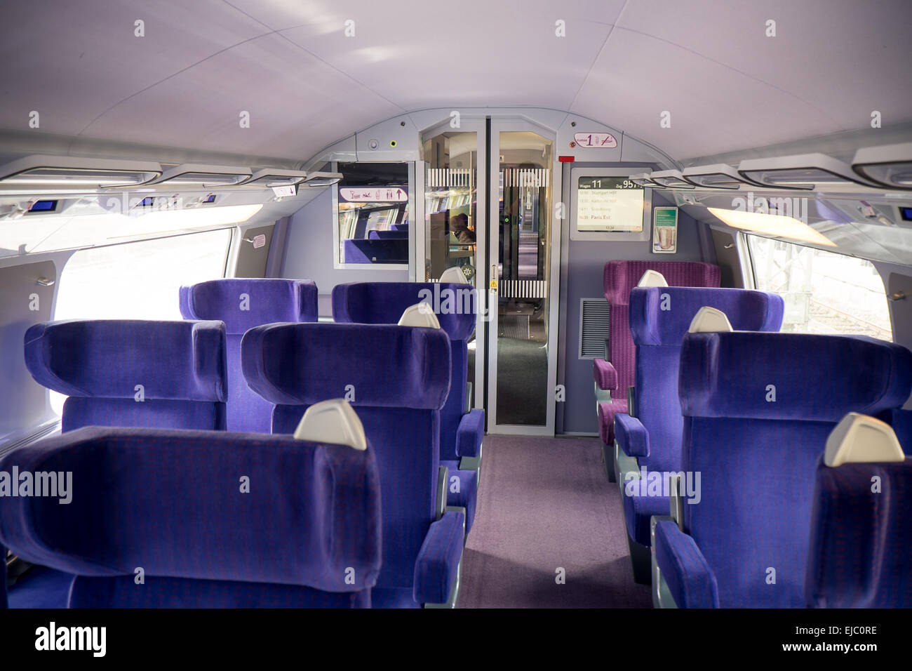 El interior de la cabina de primera clase en un tren TGV desde Stuttgart, Alemania a París, Francia. Foto de stock