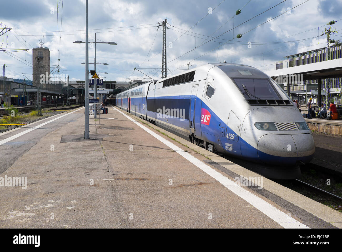 El tren TGV de alta velocidad está configurado para apartarse de Stuttgart, Alemania, para un viaje a París, Francia. Foto de stock