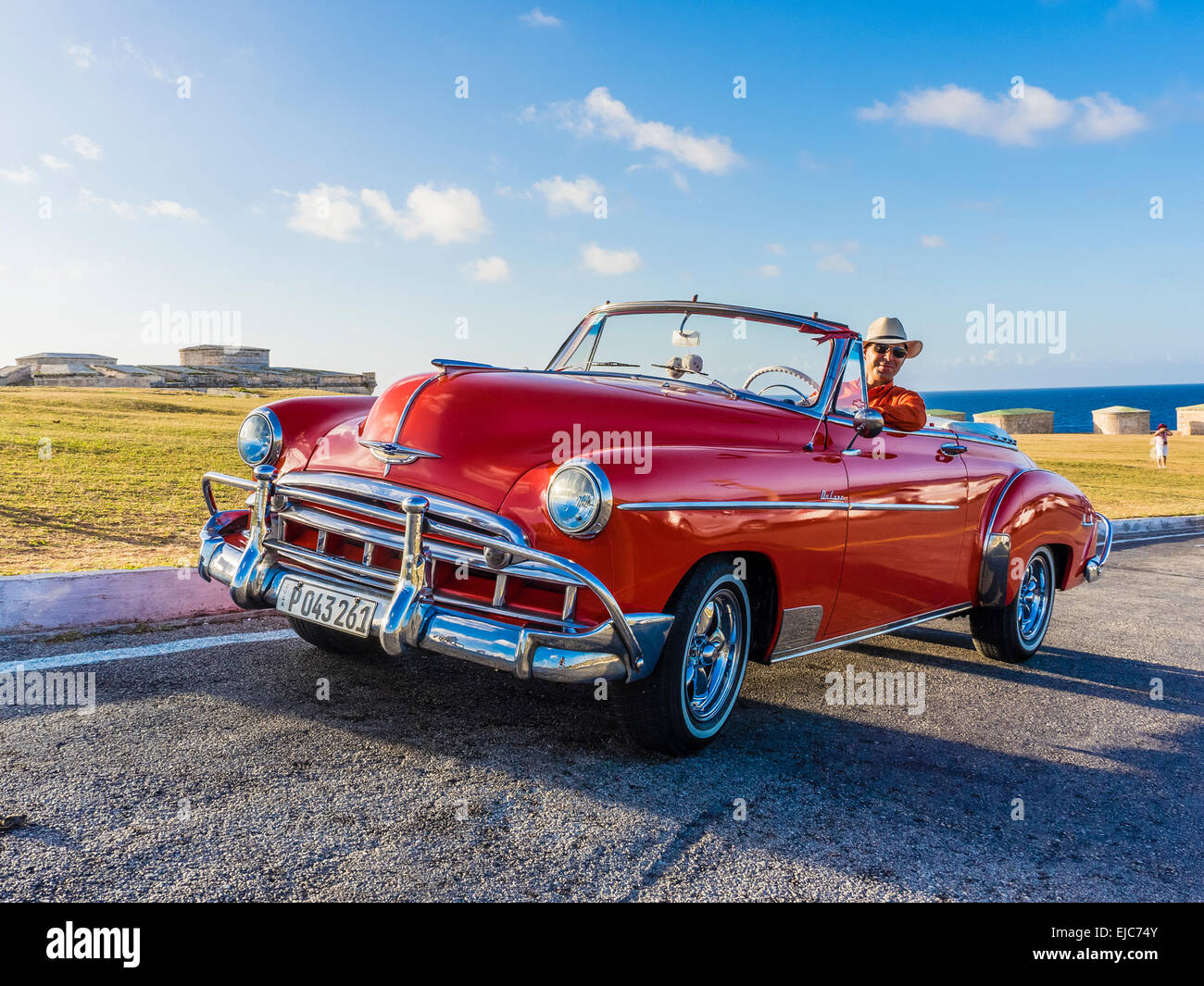 Classic 1950 Chevy rojo convertible en Cuba con la parte superior hacia  abajo y conductor cubano con sombrero blanco en la rueda Fotografía de  stock - Alamy