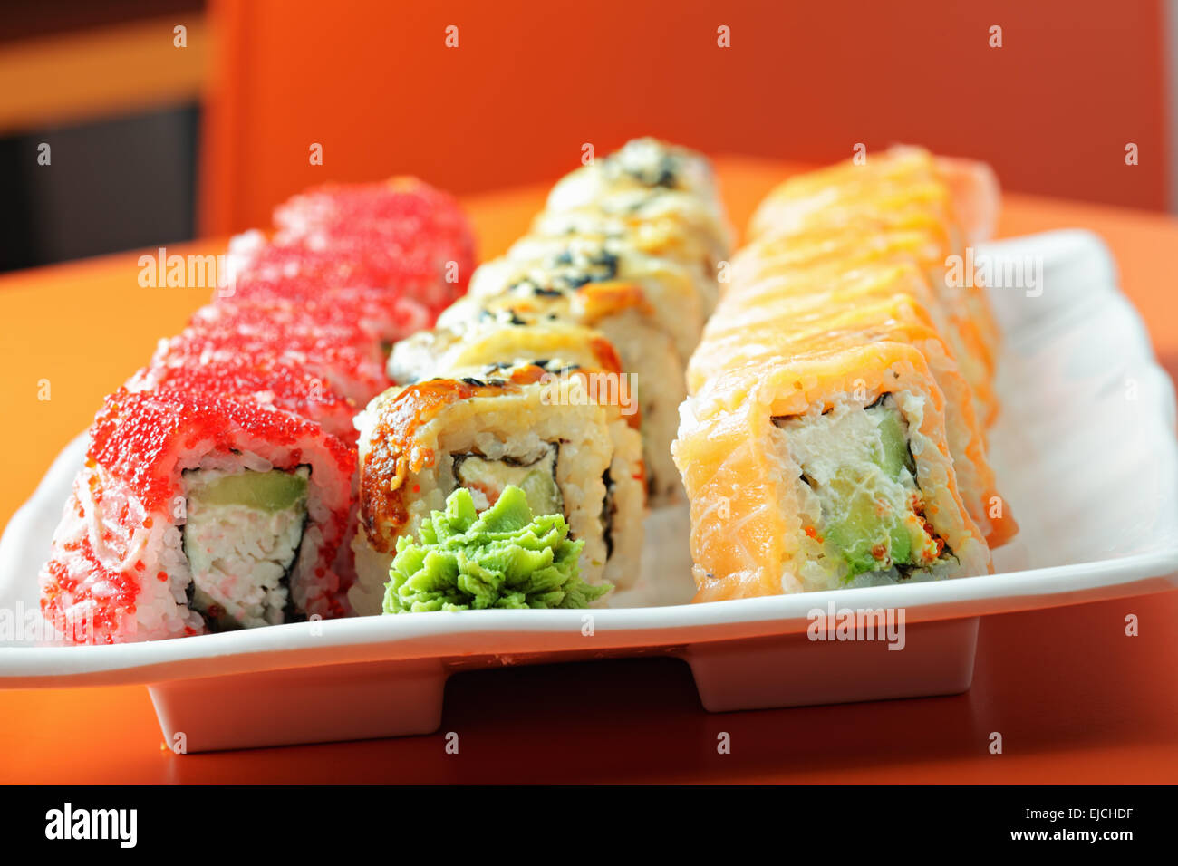 Conjunto de rollos de sushi en la mesita de café Foto de stock