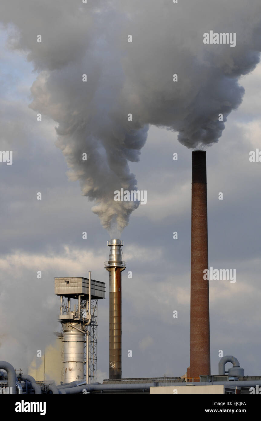 Humo en la industria chimenea polluts el aire Foto de stock