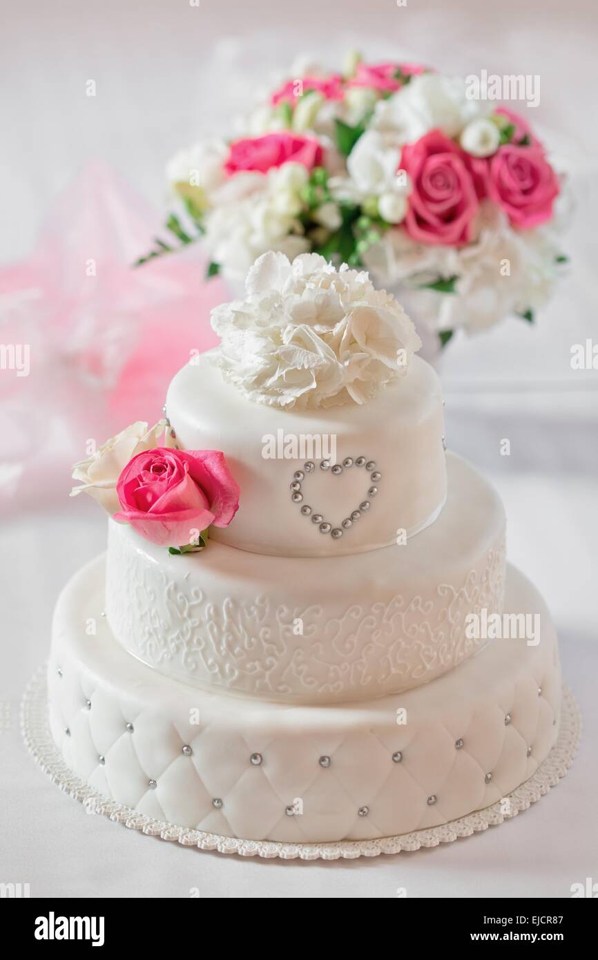 Pastel de novia fotografías e imágenes de alta resolución - Alamy
