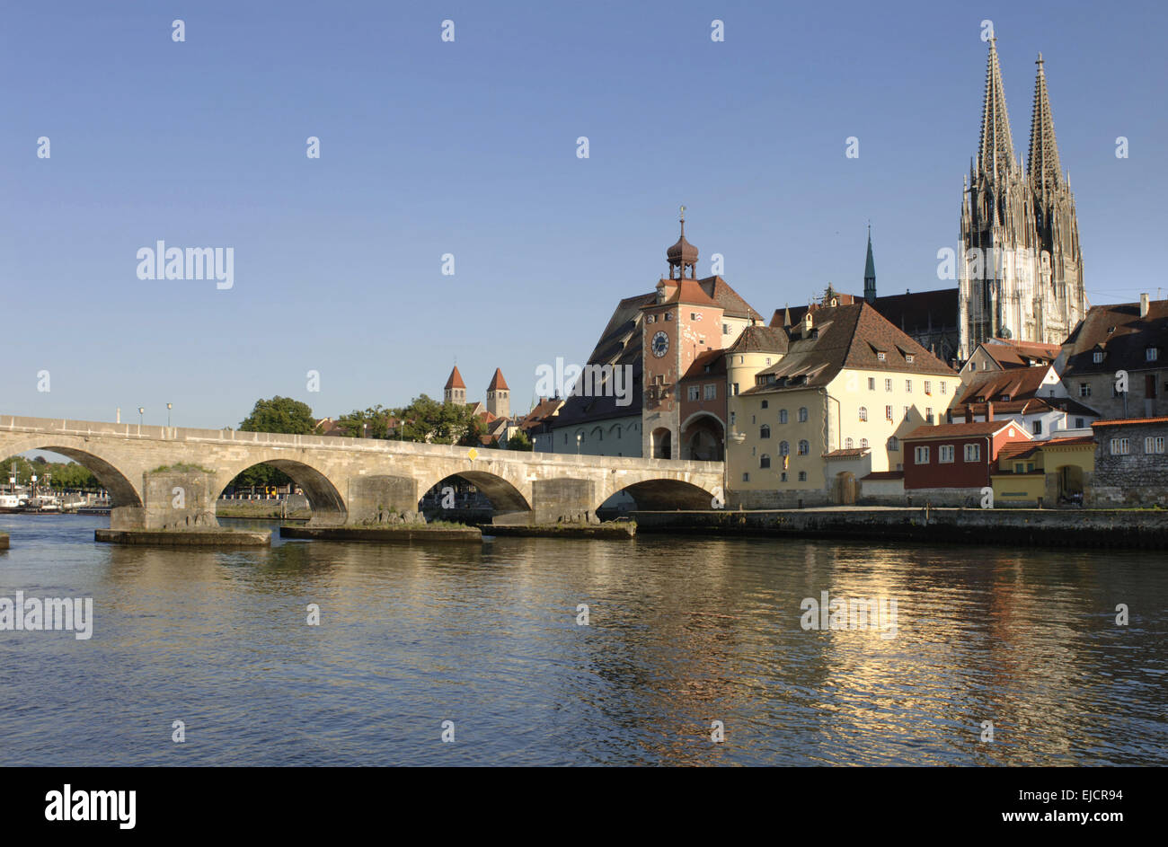 La ciudad alemana de Regensburg con el antiguo puente de piedra Foto de stock