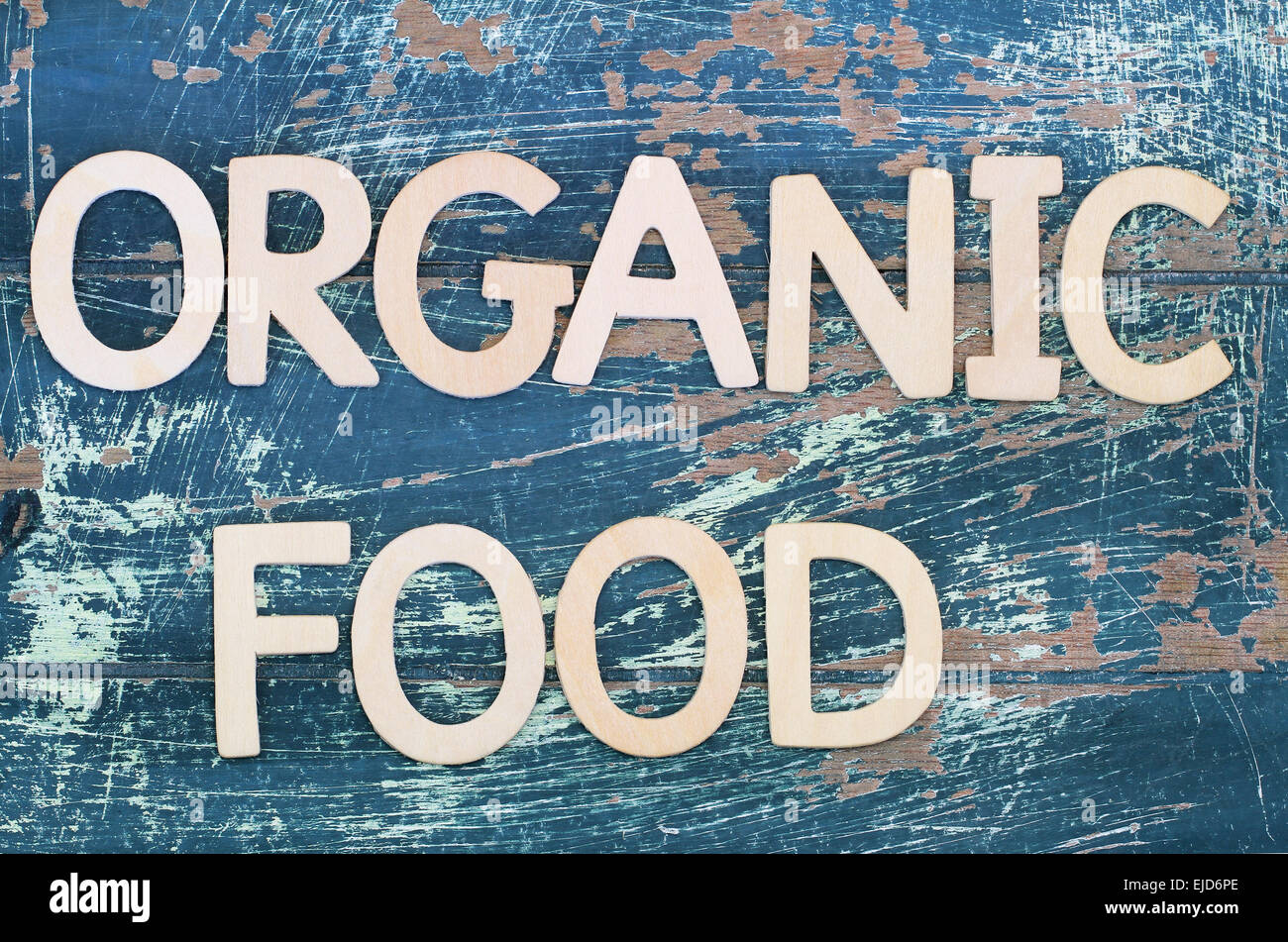 Los alimentos orgánicos escrito con letras de madera sobre la superficie de madera rústica Foto de stock