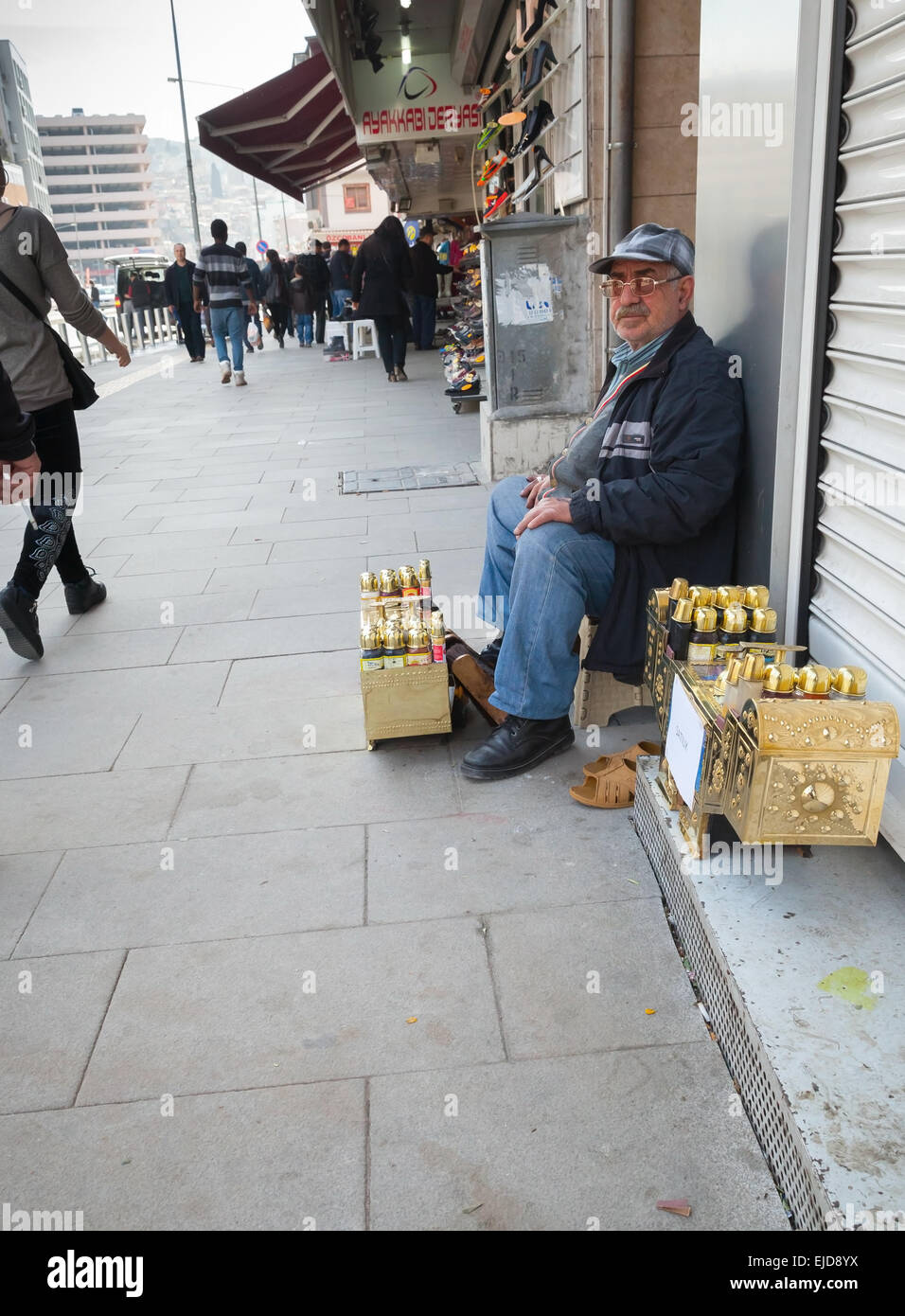 Izmir, Turquía - 7 de febrero de 2015: Senior lustrabotas hombre sentado en su lugar de trabajo y esperando a clientes Foto de stock