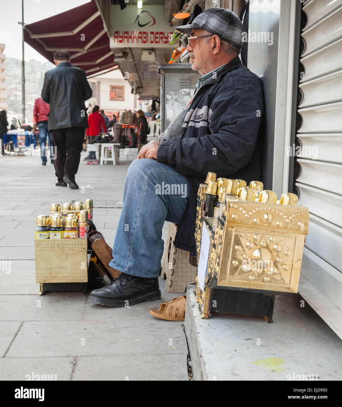Izmir, Turquía - 7 de febrero de 2015: Senior lustrabotas hombre sentado en su lugar de trabajo y esperando a clientes Foto de stock