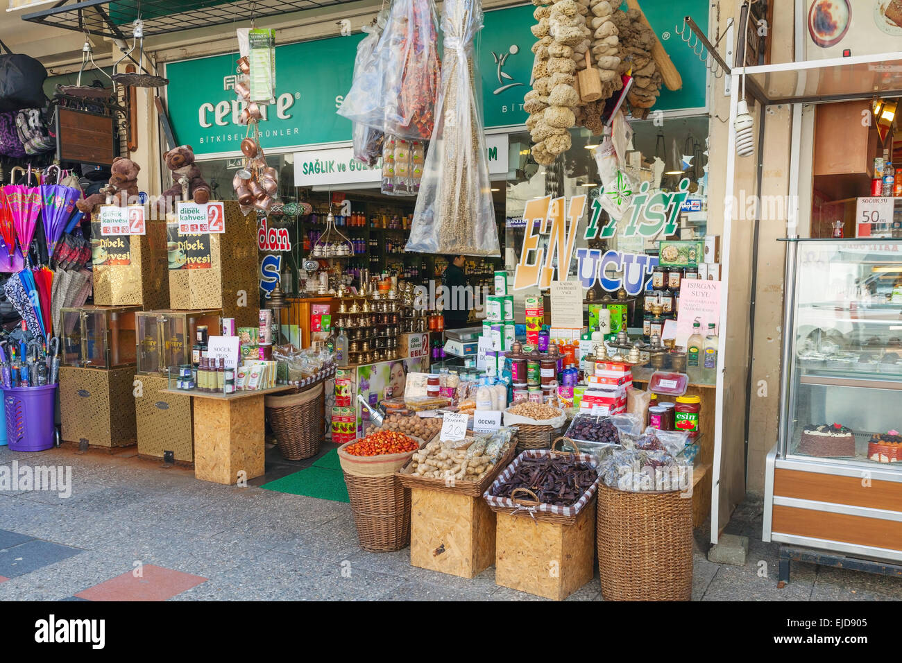 Izmir, Turquía - Febrero 7, 2015: el bazar turco, pequeña tienda de especias, té y café. Vitrinas de exterior Foto de stock