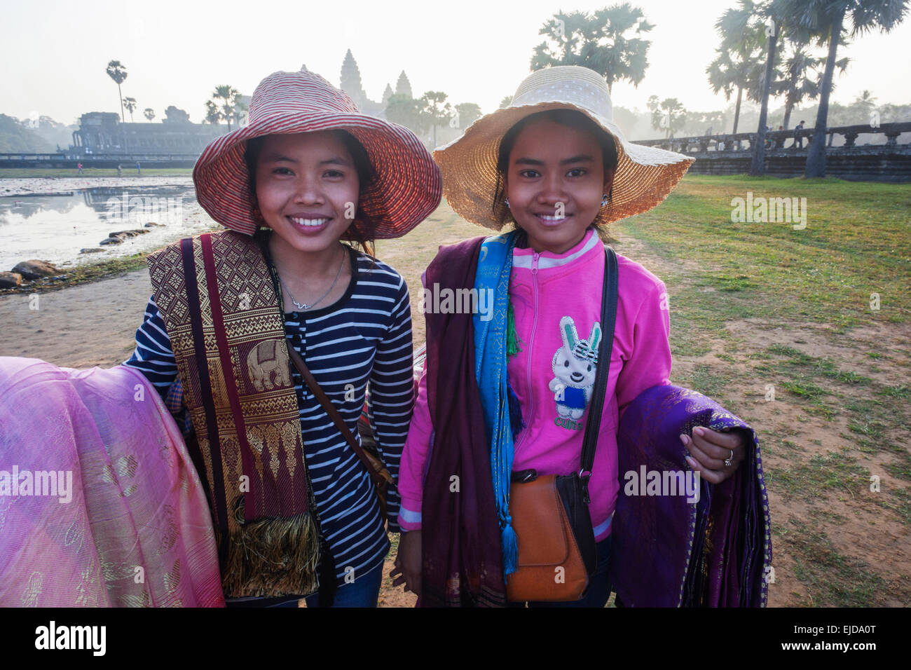 Camboya, Siem Reap, Angkor Wat, niñas vender pañuelos de seda Fotografía de  stock - Alamy