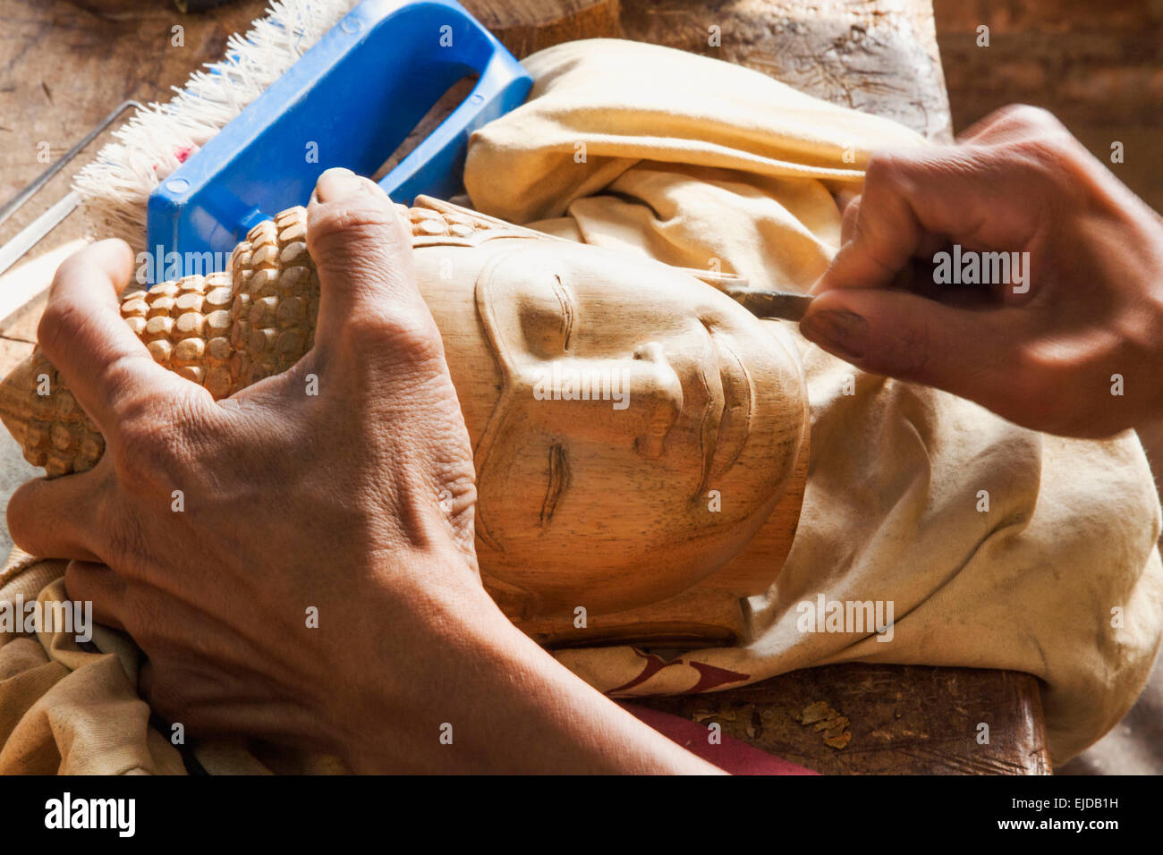 Camboya, Siem Reap, Angkor, Taller de Artesanos tallando Cabeza Buda Foto de stock