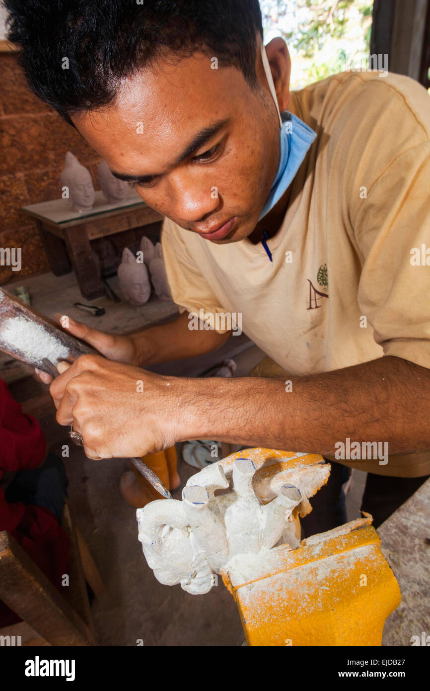 Camboya, Siem Reap Angkor artesanos, Taller, Hombre Elefante tallado Foto de stock