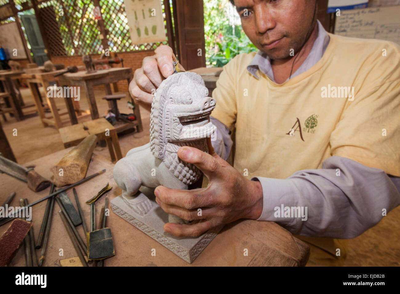Camboya, Siem Reap, Angkor, Taller de Artesanos tallando Hombre León Foto de stock