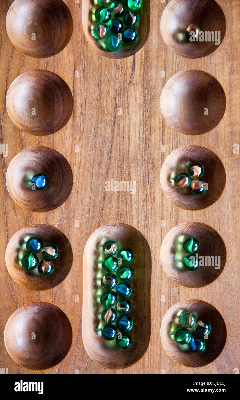 Las canicas en el tablero de juego Fotografía de stock Alamy