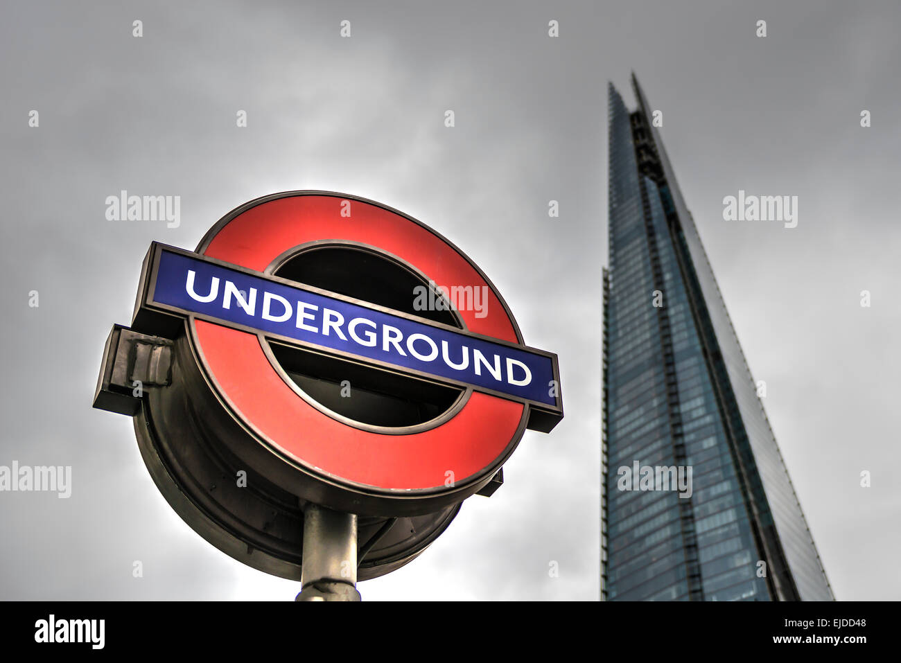 Un signo de la estación del metro de Londres se muestra con el Shard de-centrado en el fondo Foto de stock
