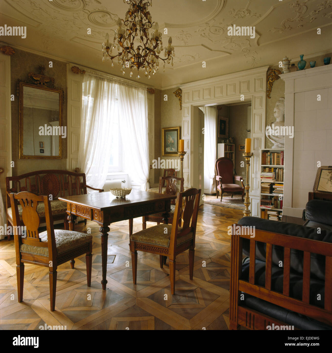 Muebles antiguos en el país comedor con pisos de parquet Foto ... Muebles antiguos en el país comedor con pisos de parquet Foto ...