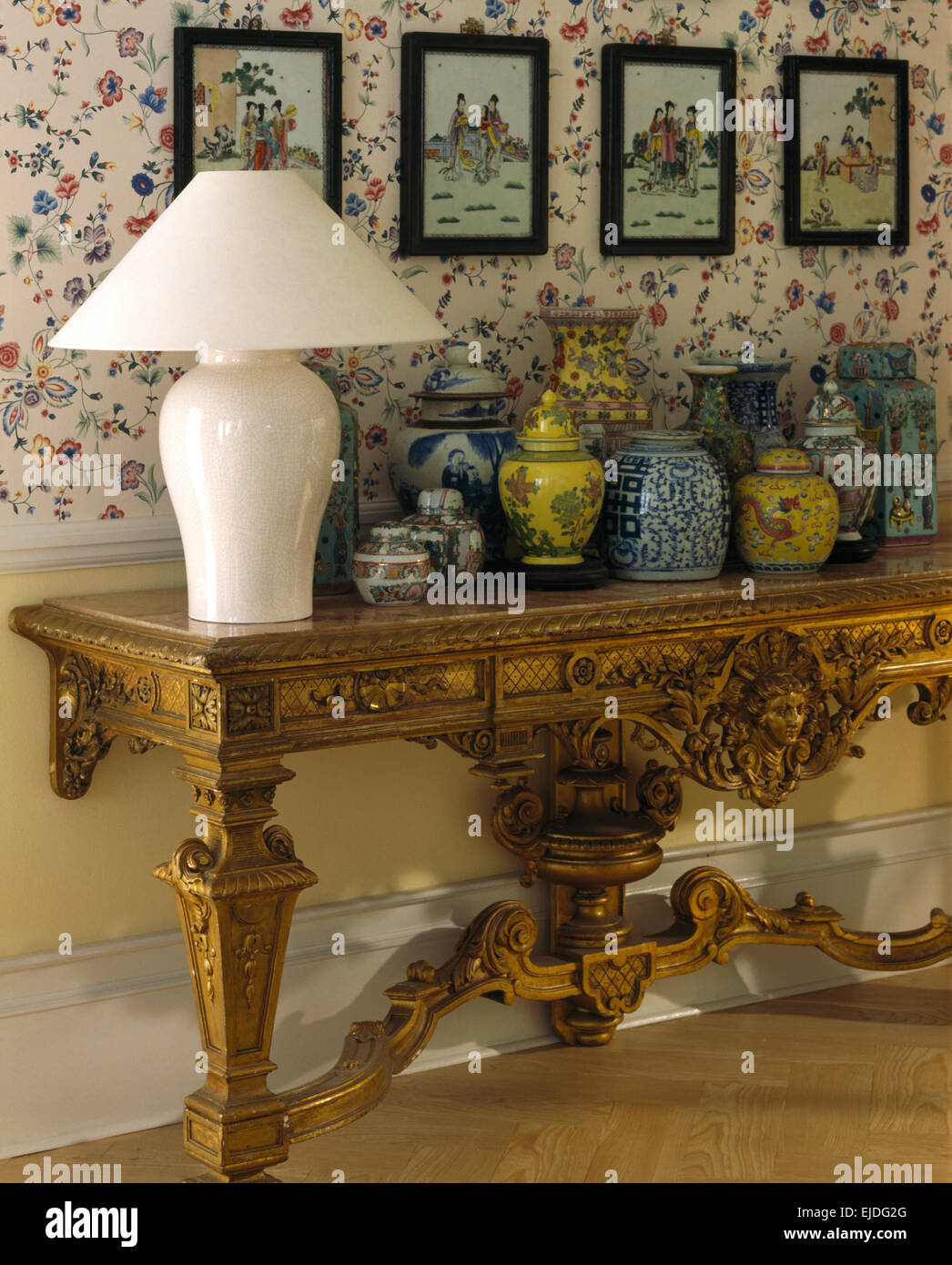 Temprano Oblea banda Colección de jarrones chinos antiguos sobre dorados ornamentados mesa de  consola Fotografía de stock - Alamy