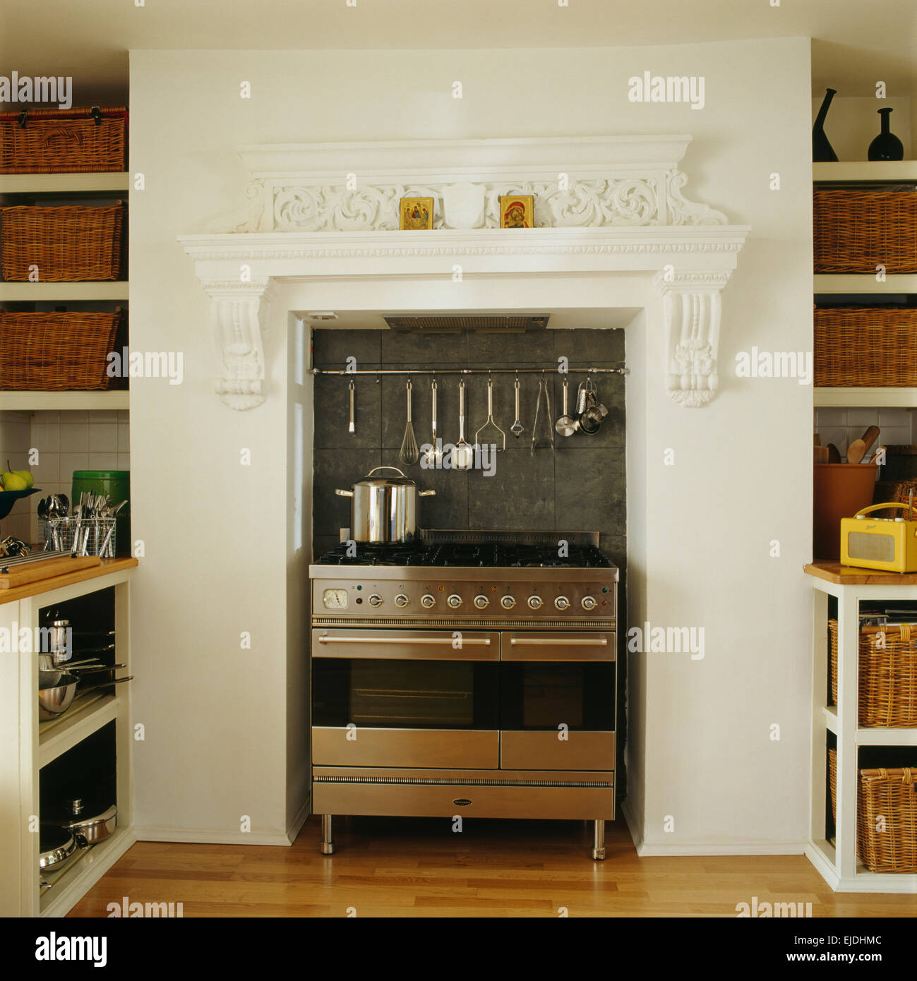Cocina Completa Con Muebles De Madera Y Electrodomésticos Inoxidables  Imagen de archivo - Imagen de casa, horno: 241631535