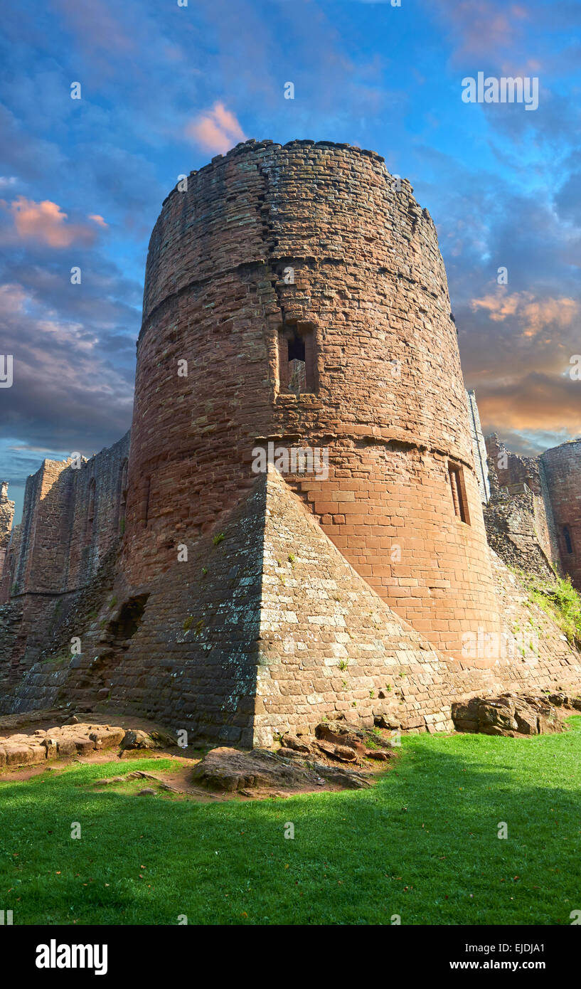La medieval del siglo XII Norman ruinas de Goodrich Castle fortificaciones, Goodrich, Herefordshire, Inglaterra Foto de stock
