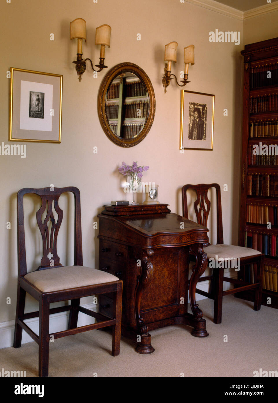 Sillas de comedor a ambos lados del pequeño escritorio antiguo en el antiguo  estudio Fotografía de stock - Alamy