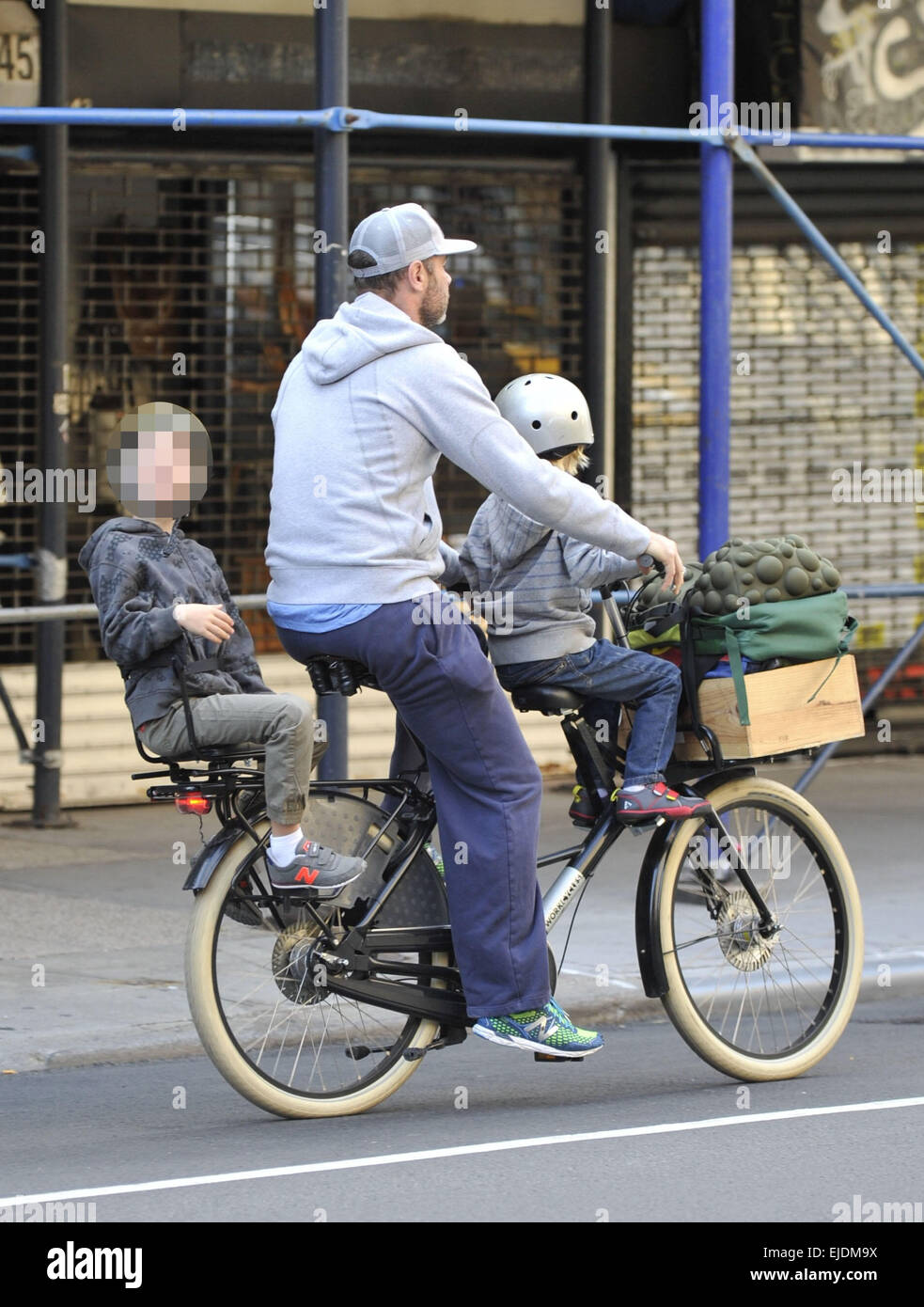 Liev Schreiber va en bicicleta con sus dos hijos, Samuel y Alexander  mientras su esposa Naomi Watts avanza junto con el esprint antes de seguir  con el ciclismo trío compuesto por: Liev