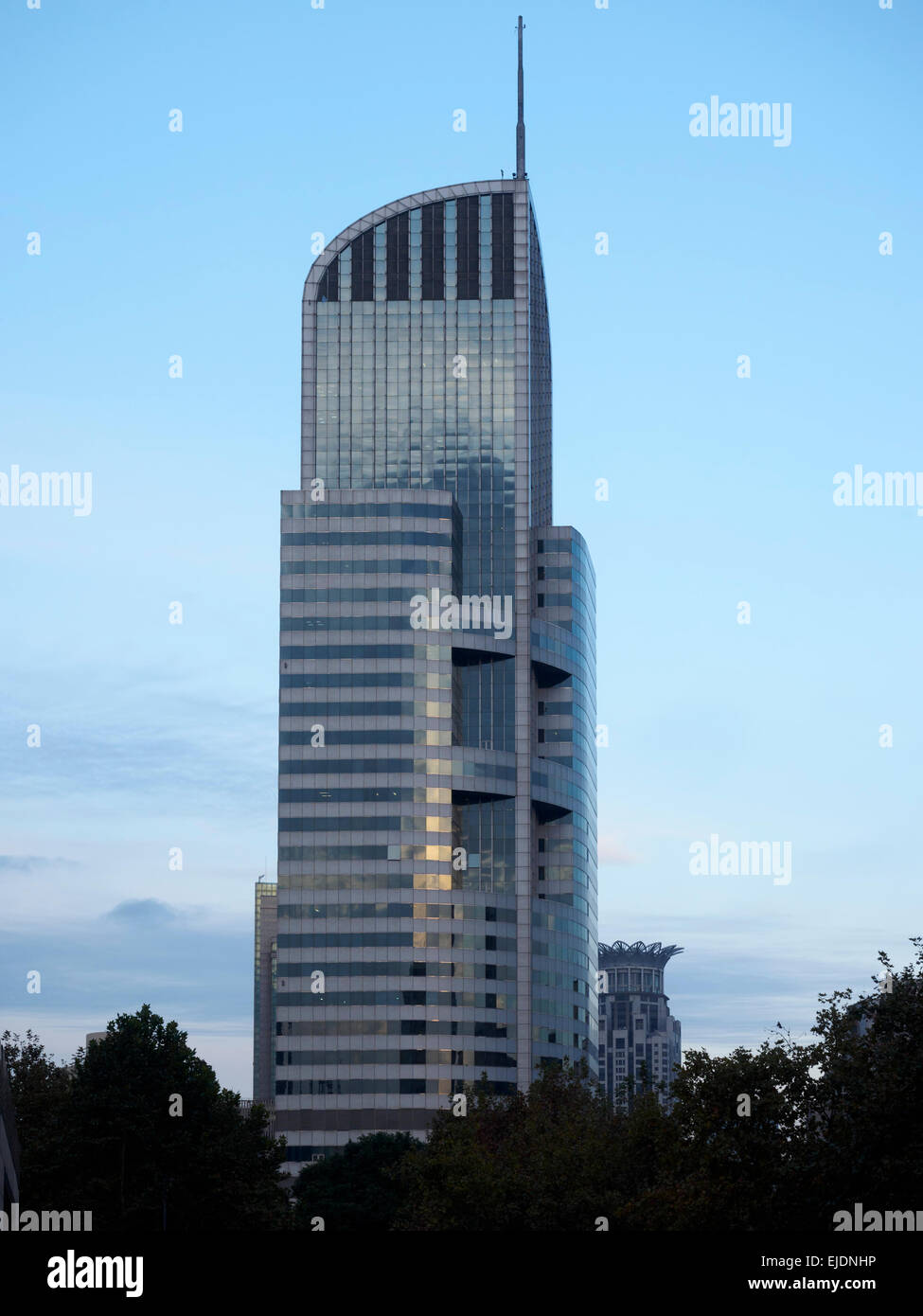 Construcción y arquitectura moderna, con fachada de vidrio curvo Foto de stock