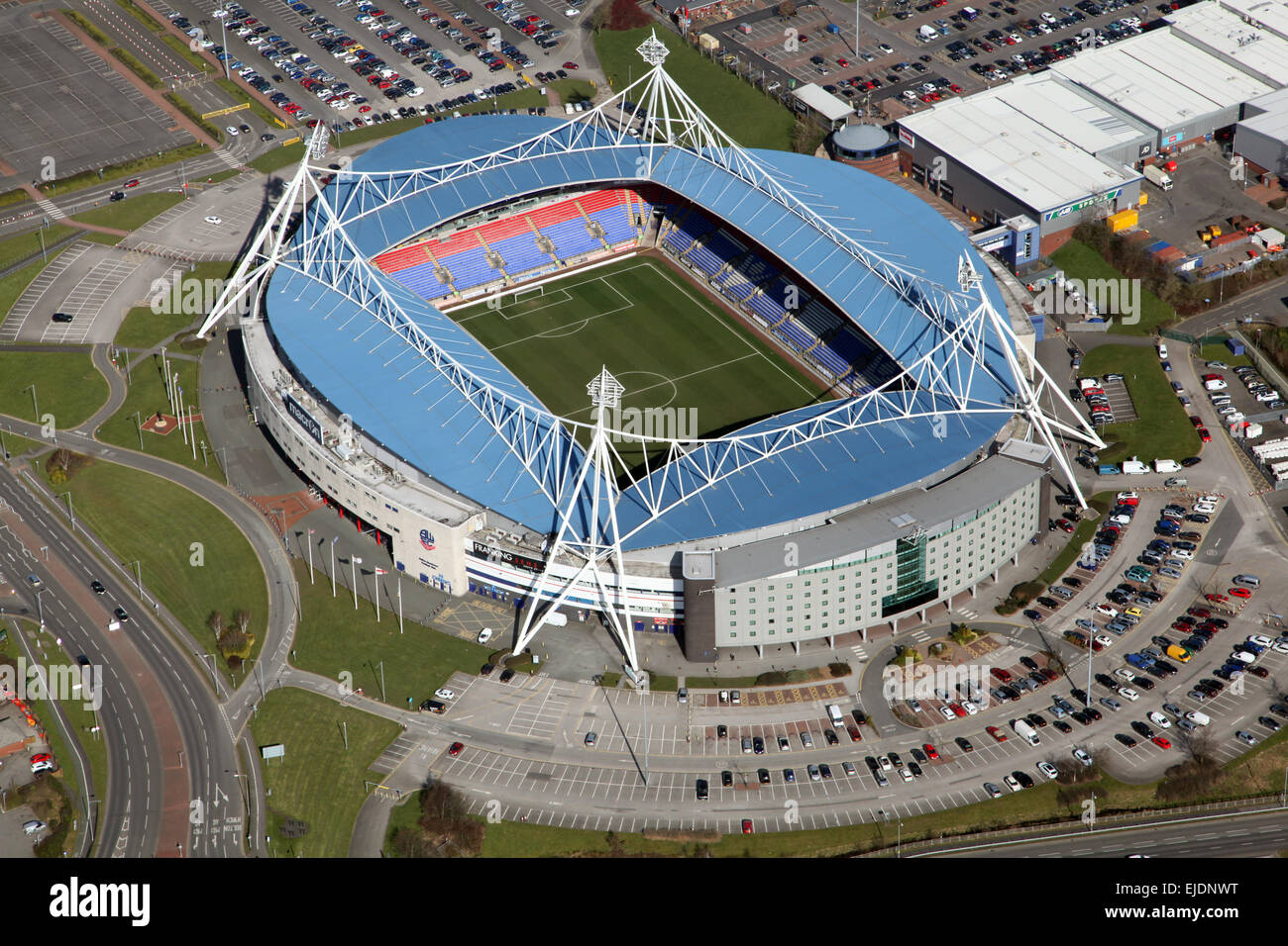 Vista aérea de Bolton Wanderers Macron Fútbol Estadio, anteriormente el  estadio Reebok Fotografía de stock - Alamy