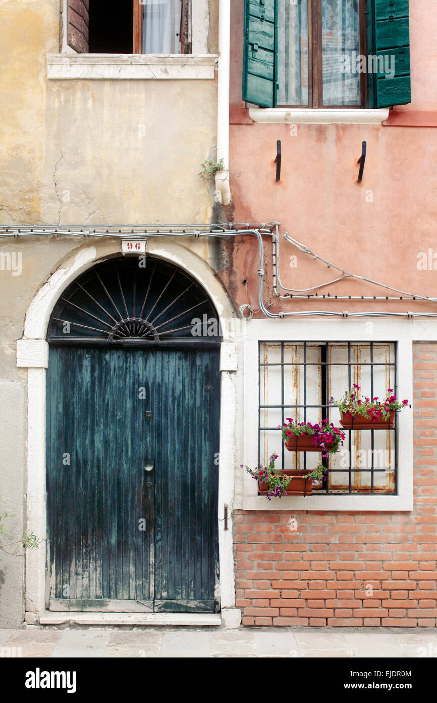 Coloridas fachadas de edificios residenciales en la ciudad de Venecia, Italia. Foto de stock