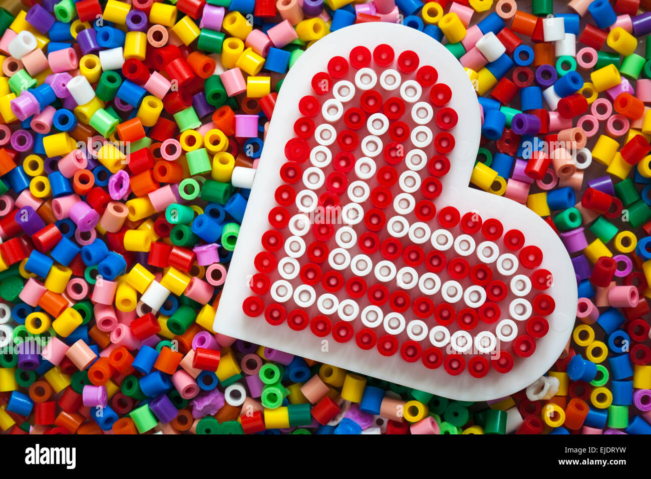 Multicolores de plástico Hama beads con corazón rojo y blanco plantilla  completa para la artesanía Fotografía de stock - Alamy
