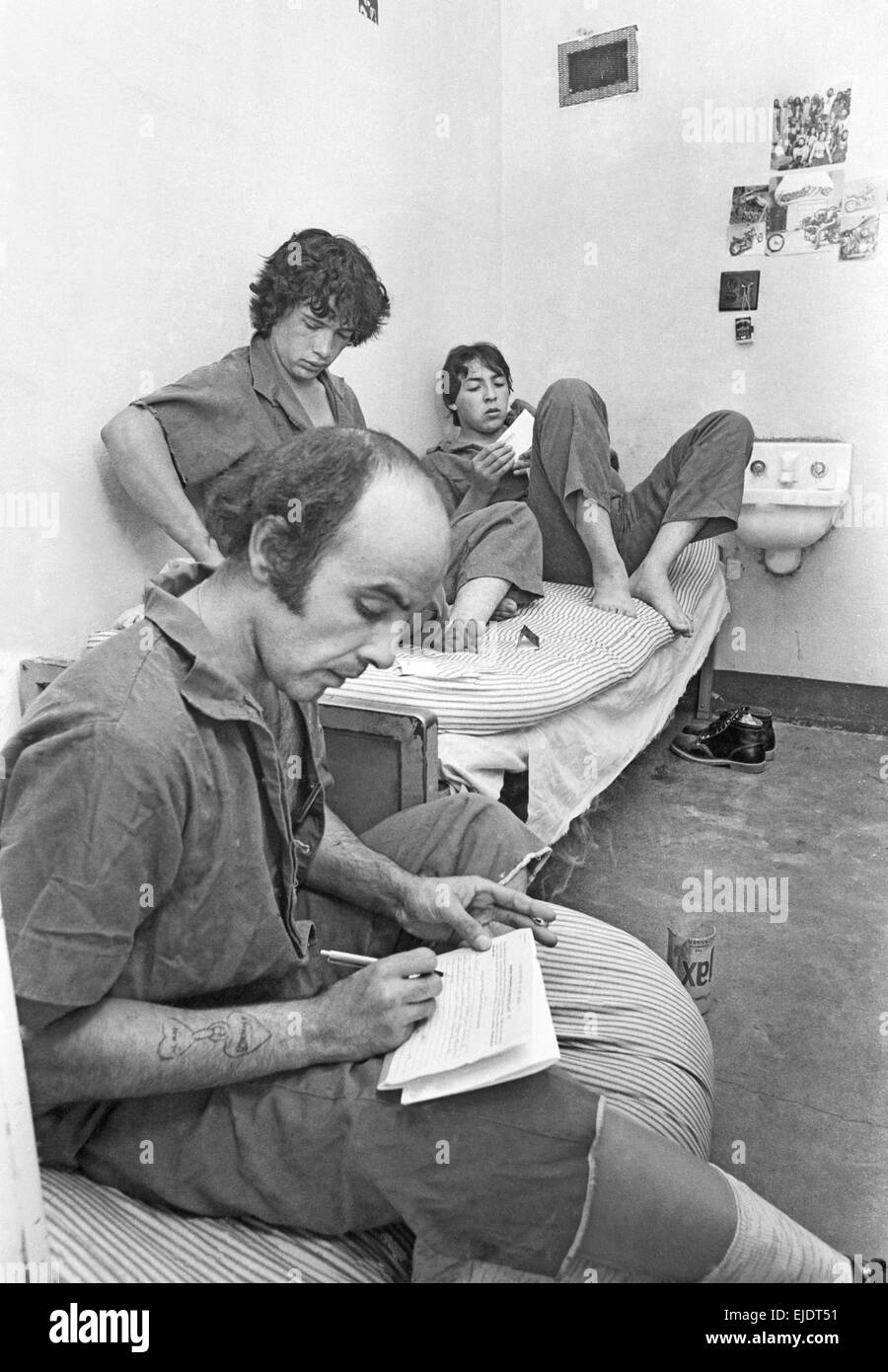 Máxima seguridad los presos hacinados en celdas de la Penitenciaría Estatal de Nuevo México, cerca de Santa Fe, Nuevo México, en 1979, poco antes del motín de 1980 que mató a 32 reclusos. Foto de stock