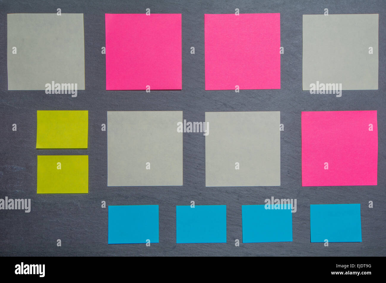 Textura de pizarra con diferentes tipos de hojas de papel Fotografía de  stock - Alamy
