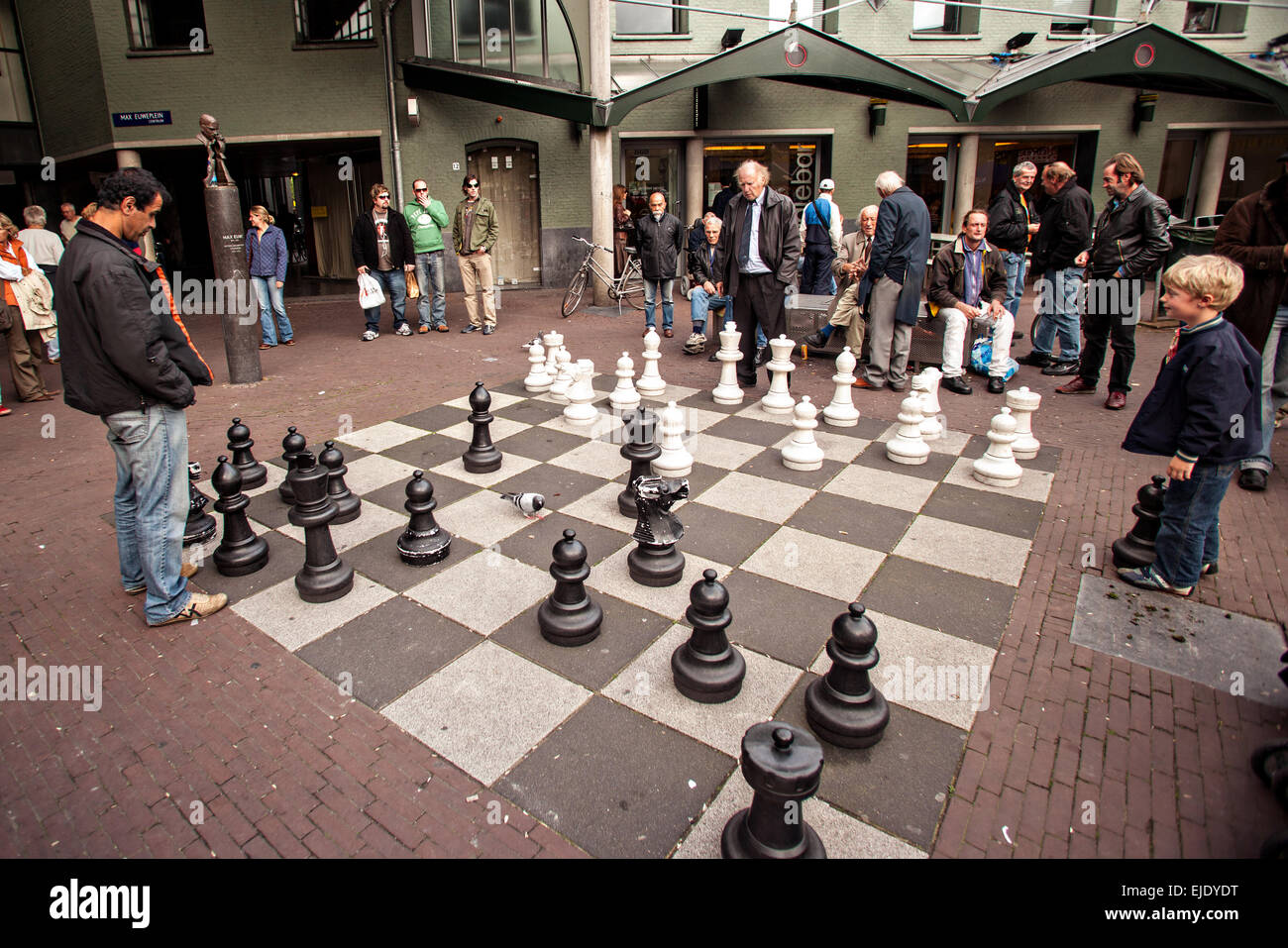Las personas juegan al ajedrez en un juego de ajedrez gigante en Max Euwe  Plein square en Amsterdam Fotografía de stock - Alamy