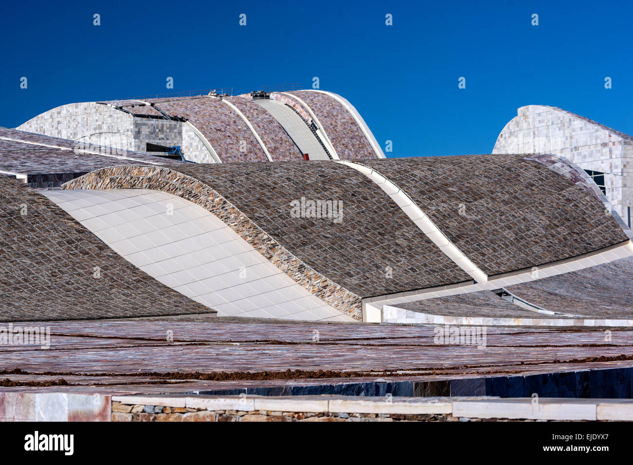 Los edificios parecen onduladas colinas. La ciudad de la Cultura de Galicia, diseñada por un grupo de arquitectos dirigido por Peter Eisenman. Foto de stock