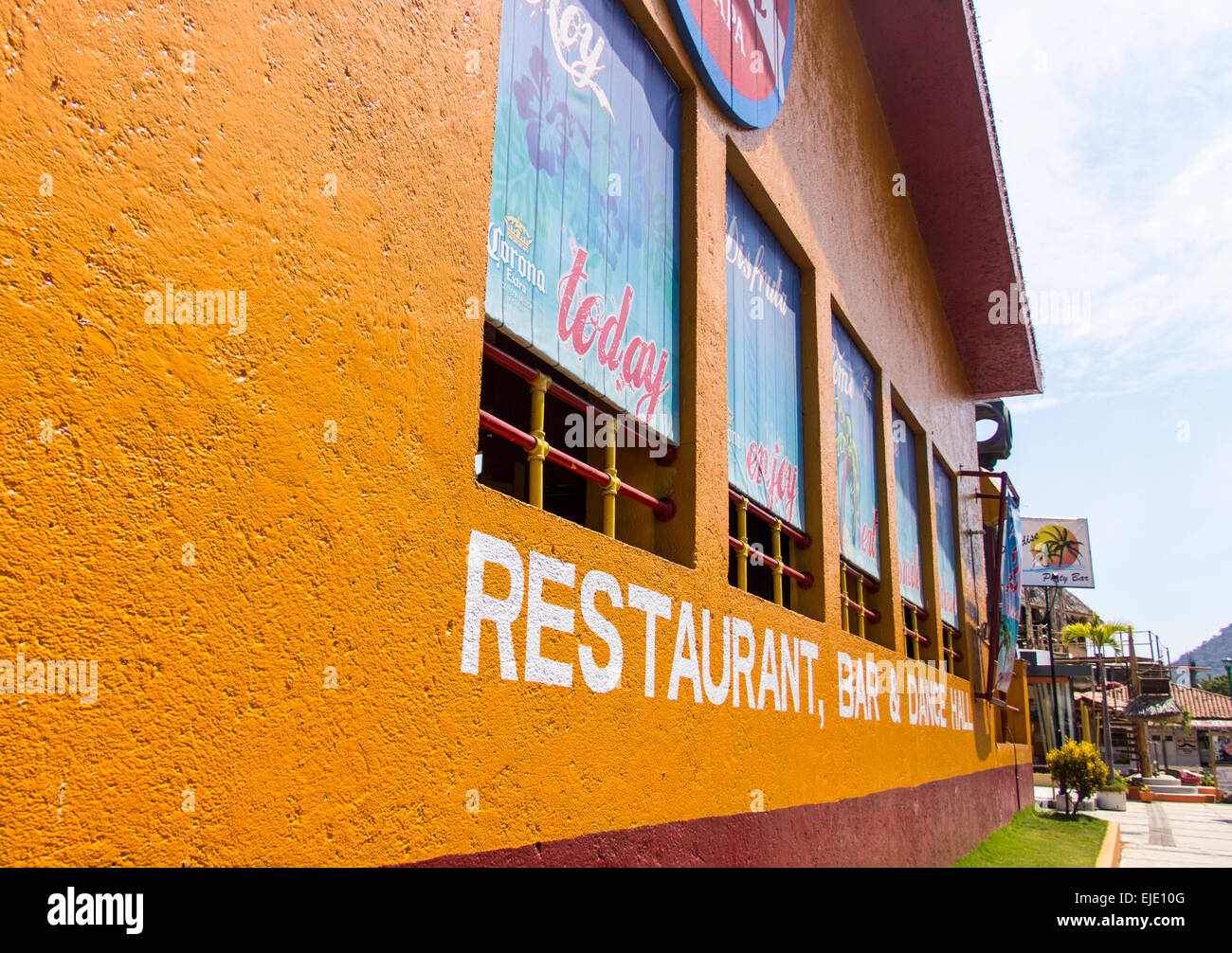 Colorido y acogedor restaurante y bar en el lugar de vacaciones mexicanas. Foto de stock